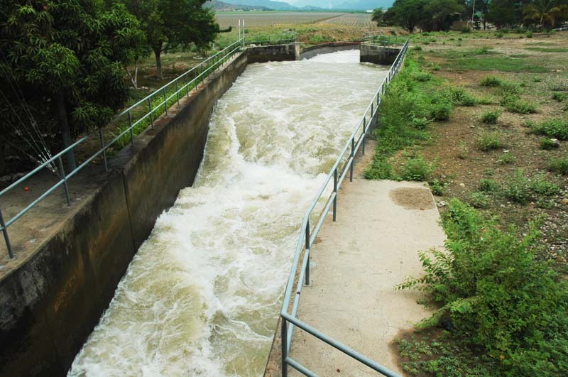 A hydraulic jump downstream of Tinajones reservoir, Chiclayo, Peru.jpg A hydraulic jump downstream of Tinajones reservoir, Chiclayo, Peru.jpg